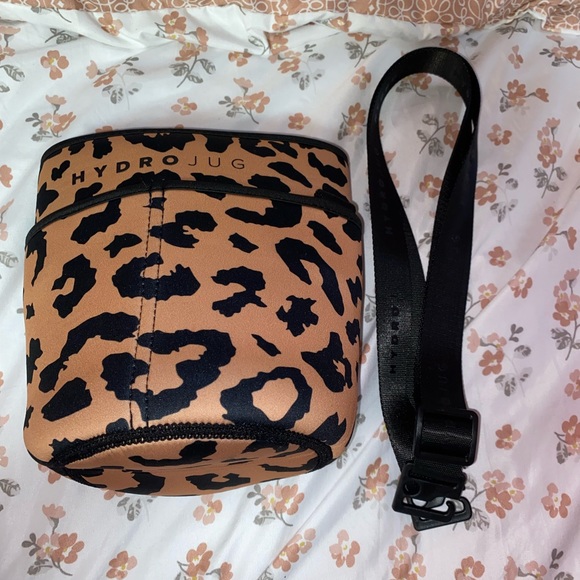 HydroJug Pro in the color Berry - Picture 3 of 5